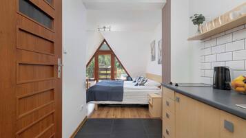 Iron/ironing board, travel crib, WiFi, bed sheets