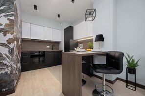 Réfrigérateur, un four, surface de cuisson, lave-vaisselle