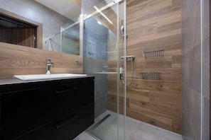 Dusche, Haartrockner, Handtücher, Shampoo