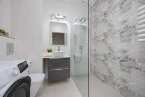 Dusche, Haartrockner, Handtücher, Shampoo
