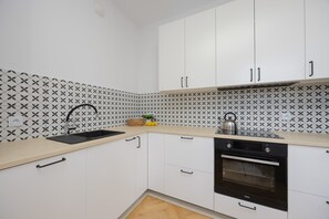 Fridge, microwave, oven, stovetop - Iwicka 47B Warszawa | Stylish Apartment | Balcony (Warszawa)