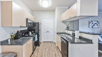 Kylskåp, mikrovågsugn, ugn och spishäll