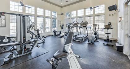 Rocky Mountain Haven w/ king bed, pool & hot tub