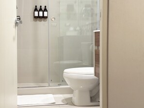 Secadora de cabello, toallas, jabón, papel de baño 