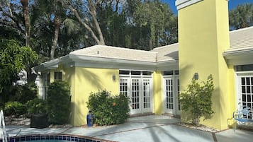 Alberca al aire libre y alberca climatizada