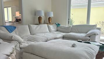 Televisión, chimenea, monitor de computadora, impresora