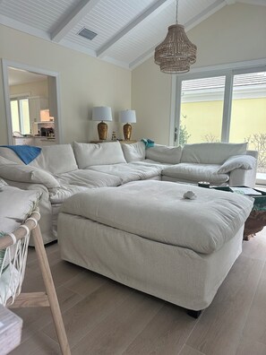 Televisie, een open haard, een computerscherm en een printer