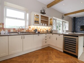 Dishwasher, cookware/dishes/utensils - The Gatehouse (Kendal)