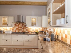 Lave-vaisselle, batterie de cuisine, vaisselle et ustensiles