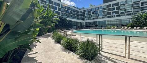Una piscina techada, una piscina al aire libre de temporada
