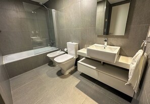 Apartment, Balcony, Garden View | Bathroom