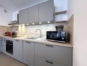 Kjøleskap, mikrobølgeovn, ovn og oppvaskmaskin