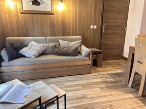 TV - 10m from ski slopes, 1st floor, swimming pool, sauna, balcony, ski locker, 56m², Risoul (Risoul)