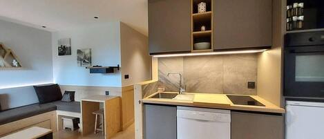 KĂŒhlschrank, Mikrowelle, Ofen, GeschirrspĂŒler