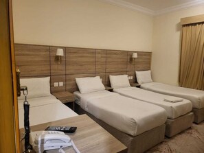 Quadruple Room, City View | Meja, ruang kerja komputer riba, Wi-fi percuma 