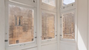 Ein Satz weißer Türen mit Glasfeldern, jeweils mit einem Fenster.