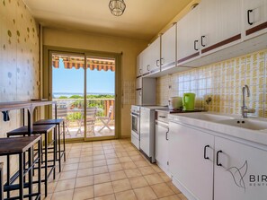 Refrigerador, microondas, horno, cafetera/tetera