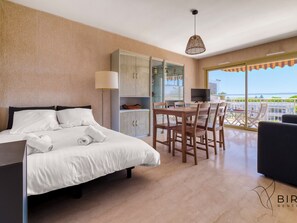 1 habitación, tabla de planchar con plancha, cuna de viaje y wifi