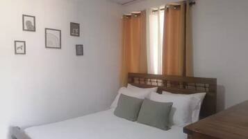 1 habitación, tabla de planchar con plancha y wifi