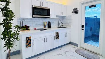 Frigorífico, microondas, placa de cocina y cafetera o tetera