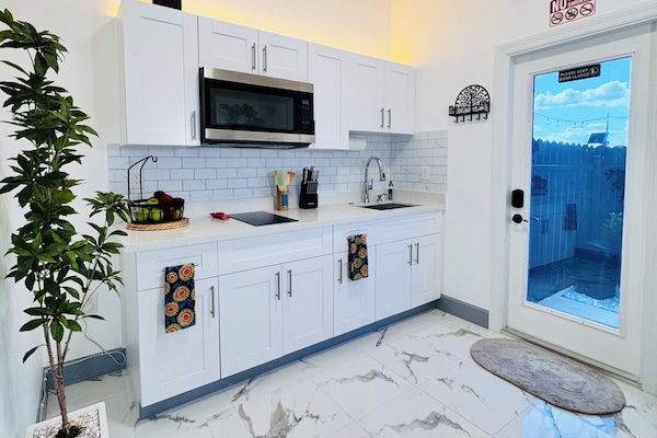 Frigorifero, microonde, piano cottura, macchina per tè/caffè