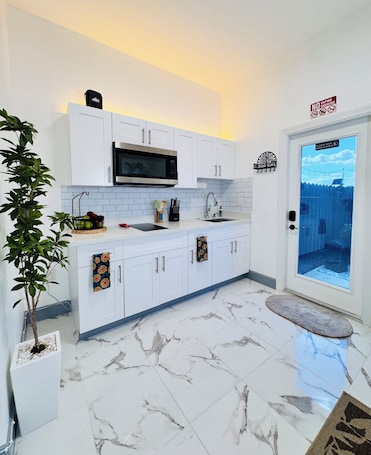 Réfrigérateur, micro-ondes, plaque de cuisson, cafetière/bouilloire. Modern & Private Apartment with Kitchen in Lehigh Acres – Independent Entry