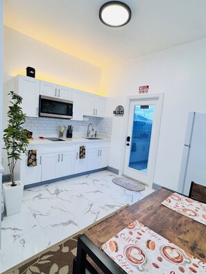 Kühlschrank, Mikrowelle, Herdplatte, Wasserkocher mit Kaffee-/Teezubehör