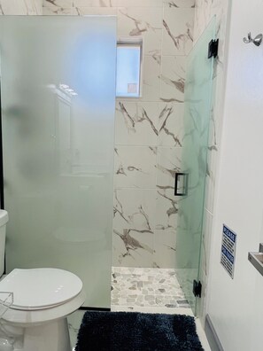 淋浴设施、吹风机、毛巾、肥皂