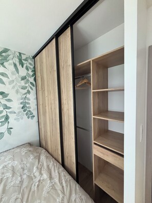 2 quartos, berço de viagem, Wi-Fi de cortesia, roupa de cama