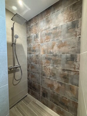 Shower, free toiletries, hair dryer, towels - Le nid des moises, new pavilion (Relanges)