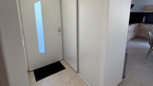 Cozinha moderna com armários de madeira e bancada preta.
