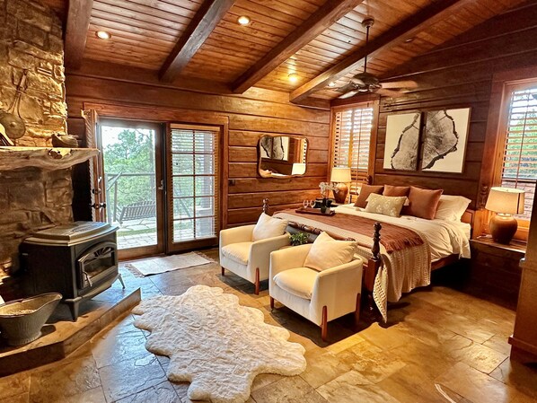 2 bedrooms, desk, WiFi, bed sheets