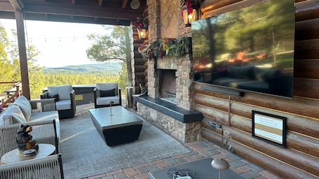 Terrace/patio. Luxury Cliffside Cabin with Hot Tub