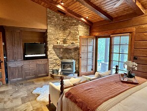 2 bedrooms, desk, WiFi, bed sheets