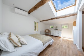 3 slaapkamers, een strijkplank/strijkijzer, gratis wifi, beddengoed