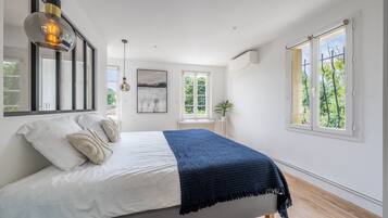 3 slaapkamers, een strijkplank/strijkijzer, gratis wifi, beddengoed
