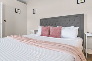 3 chambres, fer et planche à repasser, Wi-Fi, draps fournis