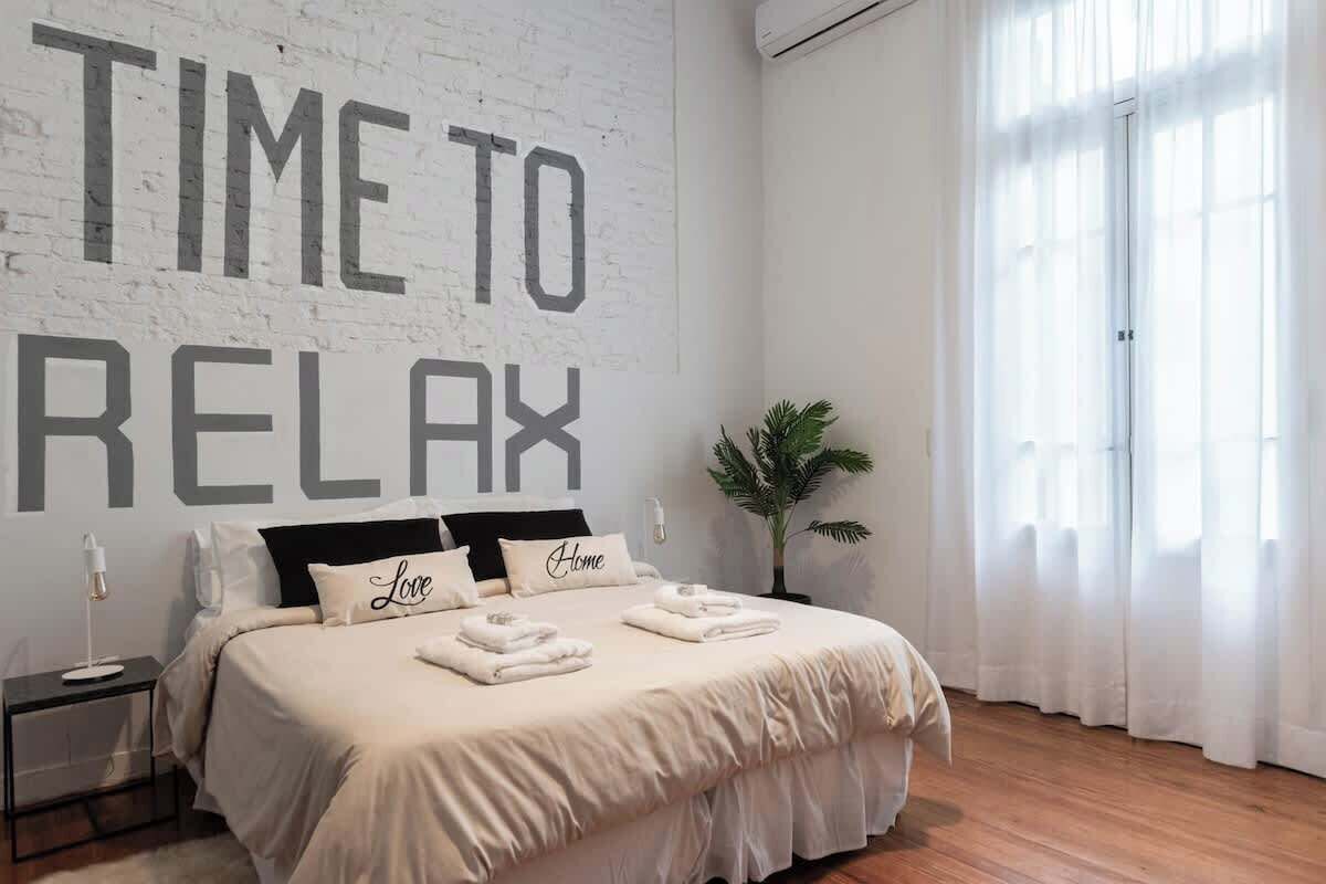 3 chambres, bureau, fer et planche à repasser, lit parapluie