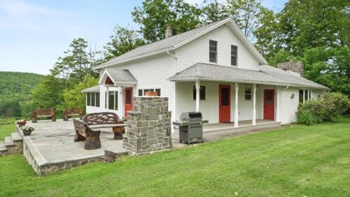 Charming 3 bedroom farmhouse with AC, fitness room in amazing Windsor NY