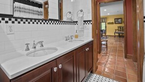 Dusj, boblebad, håndklær og toalettpapir