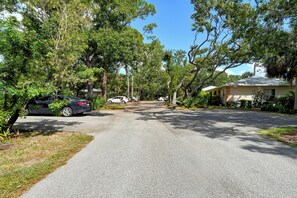 Property grounds - Close to Beaches, Downtown, everything Sarasota (Sarasota)