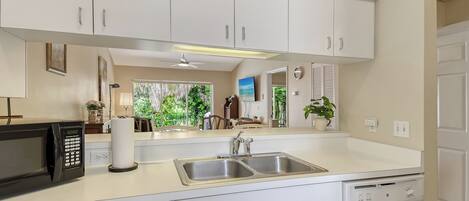 Jääkaappi, mikroaaltouuni, uuni, liesi