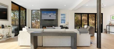 TV connectée, cheminée, espaces bureaux