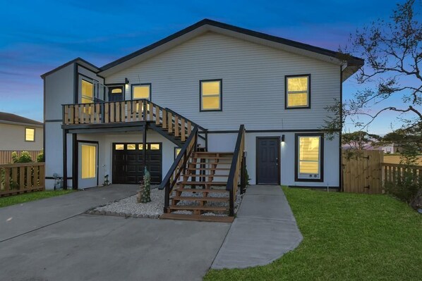 Exterior - Peacock Courtship! Sleeps 8 w/ Private Pool! (Galveston)