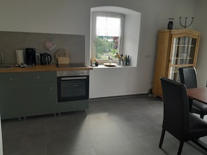 Fridge, oven, stovetop, coffee/tea maker