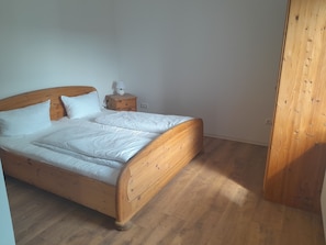 1 bedroom, travel cot, free WiFi, bed sheets
