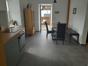 Frigorífic, forn, placa de cuina i cafetera i tetera