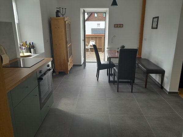 Réfrigérateur, four, plaque de cuisson, cafetière/bouilloire