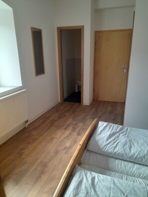 1 Schlafzimmer, Reisekinderbett, kostenloses WLAN, Bettwäsche