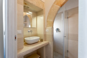 Shower, bidet, towels